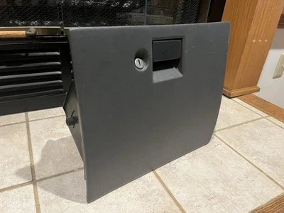 Trava de caixa de luvas Mercury Capri 1991-1994 está FALHA, mas FUNCIONANDO - Imagem 1 de 4