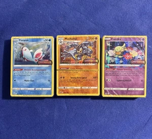 Pokémon Verlorener Ursprung Machamp, Comfey, Finneon SEALED Set Holo Promos STAMPED - Bild 1 von 5