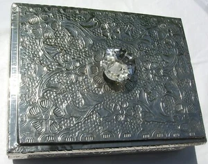 đź’ĄDECORATIVE BOX FLORAL METAL PLUMO ANTHROPOLOGIE GRAHAM AND GREEN OLIVER BONAS - Picture 1 of 2
