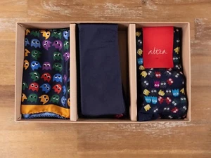 ALTEA Videojuego Personajes Azul Marino Seda Corbata y Bolsillo Pañuelo y Calcetines Caja Regalo - Imagen 1 de 11