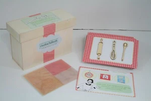 Claudine Hellmuth Laser Wood Die Cut Set Embellishments w/Rub On Transfers OOP - Foto 1 di 12