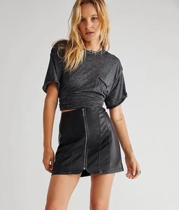 Neu Free People Layla schwarzer Minirock Größe 2 Kunstleder vegan Frontreißverschluss - Bild 1 von 6