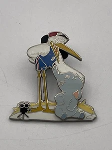Auténtico prendedor Walt's Classic Collection Mr Stork & Baby Dumbo LE Disney 2009 DLR - Imagen 1 de 3