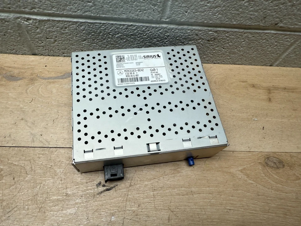 MERCEDES BENZ E400 E500 E550 OEM SATELLITE RADIO RECEIVER CONTROL MODULE - Image 1 of 4