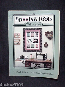 1991 SPOOLS & TOOLS WALLHANGING QUILT IN A DAY PUBLICATION BY WENDY GILBERT - Imagen 1 de 5