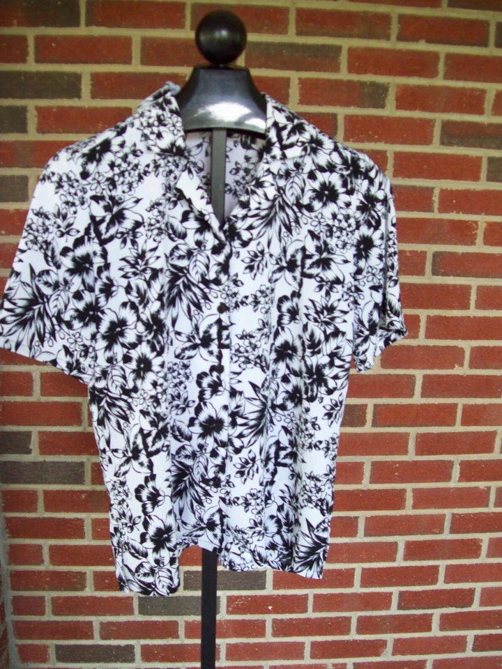 Blusa Bonworth Blanca y Negra Floral Botón Frontal Manga Corta Talla XS Foto 1 de 2