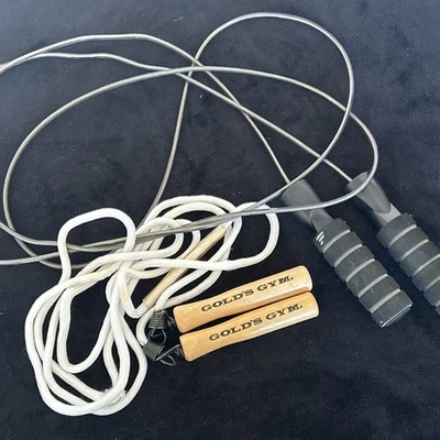 Golds Gym 9' corda de pular de náilon branca com alças de madeira e corda vintage - Imagem 1 de 4