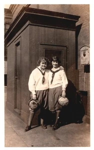 DUE BELLE RAGAZZE DELLA MARINA,WISCONSIN DELLS,ANNI 20.FOTO VINTAGE 4,3" x 2,7"*7 - Foto 1 di 2