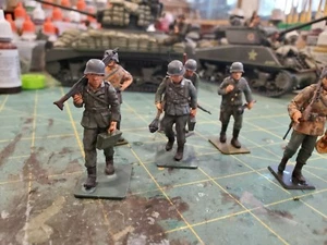 Built 1/35 scale German Ambush team being lead to position by 2 German Recon - Picture 1 of 10
