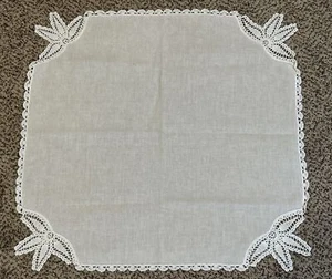 Topper da tavolo in pizzo all'uncinetto vintage fatto a mano 23"" x 23"" ottime condizioni - Foto 1 di 5