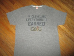 T-SHIRT OMAGGIO CLEVELAND CAVALIERS TUTTO È GUADAGNATO Rayon Tri-Blend Adulto XL - Foto 1 di 3
