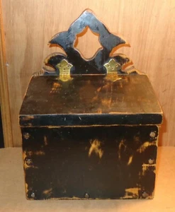 SCATOLA DI SALE IN LEGNO NERO PRIMITIVO VINTAGE PESANTE INVECCHIATO CONTENITORE RUSTICO CON COPERCHIO SALINA - Foto 1 di 9