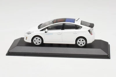 PRIUS001 Toyota Prius Super White Minichamps 1/43 - Image 1 of 4