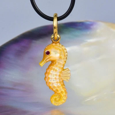 Seahorse Pendant Carved Mother-of-Pearl & Gold Vermeil on Sterling Silver 3.61 g - Image 1 of 4
