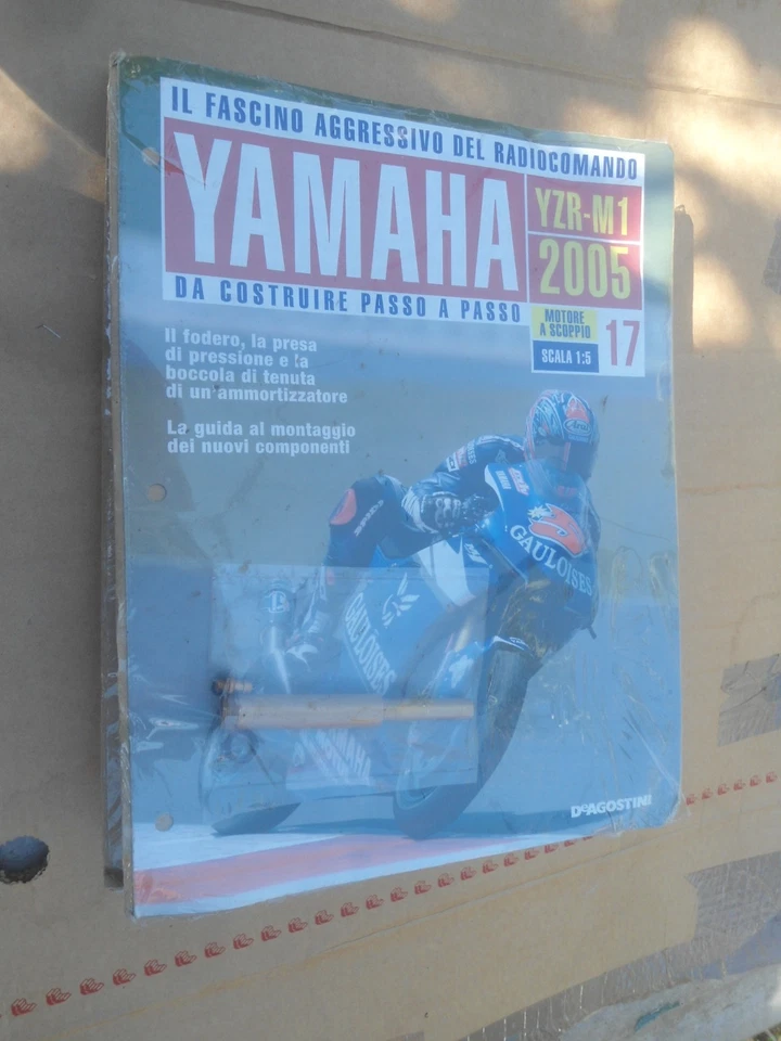 YAMAHA YZR-M1 -  1:5  - 2005 - MOTO RC A SCOPPIO DE AGOSTINI - USCITA NUMERO 17 - Immagine 1 di 1