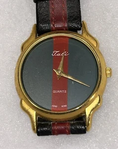 Tali Uhr grün mit roten Streifen goldfarbenes Lederarmband neue Batterie Designer Style - Bild 1 von 11
