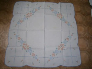 VINTAGE HAND EMBROIDERED LINEN SUPPER CLOTH IN FLORAL DESIGN w CROCHET EDGE - Picture 1 of 2