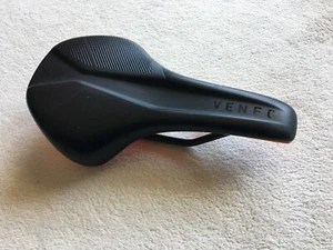 MTB Sattel von Acid, Venec - Natural Fit; Farbe Schwarz / Orange - Bild 1 von 4