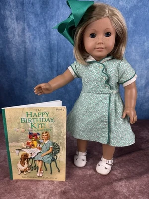 Kit American Girl Boneca Kittredge em Vestido de Aniversário, Sapatos, Calças, Laço, Livro - Imagem 1 de 4