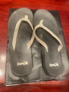 Sanuk Sandals Women Flip Flop Yoga Joy Sparkle Silver Logo Beach Resort Cruise 7 - Picture 1 of 2