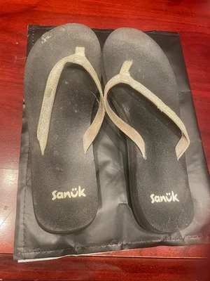 Sandalias Sanuk Mujer Chanclas Yoga Alegría Brillo Plata Logo Playa Resort Crucero 7 Foto 1 de 2