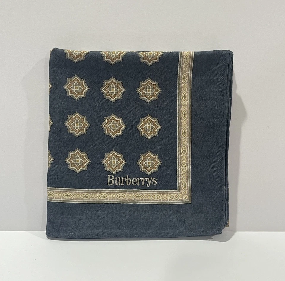 LENÇO BURBERRY ARTE CLÁSSICO CINZA ALGODÃO LISO BOLSO MASCULINO QUADRADO 20” - Imagem 1 de 4