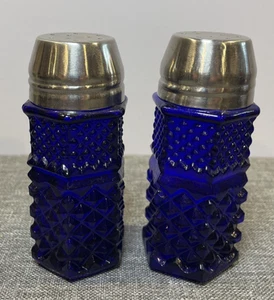 Vintage Kobaltblau Glas Sechseckig Salz Pfefferstreuer Silber Metallkappen - Bild 1 von 13