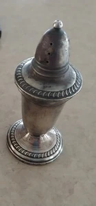 EINE Krone Sterling Silber 925 gewichtetes Glas ausgekleidet Salz ODER Pfefferstreuer Vintage - Bild 1 von 4