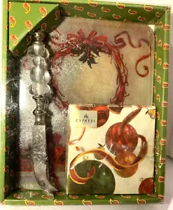 Juego de regalo de 3 piezas Cypress Home Holiday Glow esparcidor de tablero de queso de vidrio y servilletas - Imagen 1 de 12
