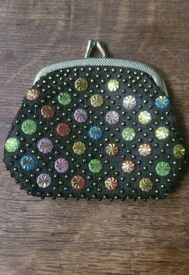 Cartera de cambio Kisslock con cuentas negras vintage con adornos en tono dorado Foto 1 de 4