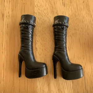 BRATZ PUPPE KONVOLUT MGA SCHUHE SCHWARZ STIEFEL SCHÄTZE PIRATEN ROXXI - Bild 1 von 4