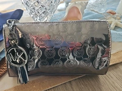 Bolso clutch de cosméticos Michael Kors gris metálico con logotipo HERMOSO  Foto 1 de 4