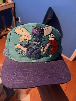 Sombrero de Colección Charlotte Hornets Snapback Verde Azulado y Púrpura Dibujos Animados Hugo Gráfico Años 90 Foto 1 de 4