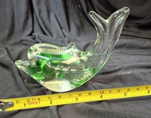 Vintage grün & klar Fisch Briefbeschwerer Kunstglas Sammlerstück mundgeblasenes Glas  - Bild 1 von 12