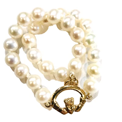 Pulseira de ouro amarelo 14K irlandesa Claddagh pérola fio cultivado branco com nós 7,5” - Imagem 1 de 4