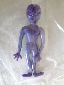 Giocattolo in gomma viola figura aliena da 3,25 pollici (#6102). - Foto 1 di 5