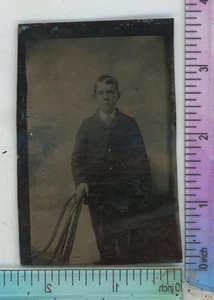 Hombre joven de pie con silla tinte ferrotipo - Imagen 1 de 2