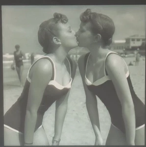 4##Photo negative film - Kissing women - Lesbian couple - Love - Kiss - Picture 1 of 3