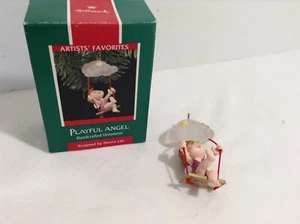 HALLMARK KEEEPSAKE~ 1989 ~ Adorno de Navidad Esculpido por Artista ~ "Ángel juguetón" - Imagen 1 de 3