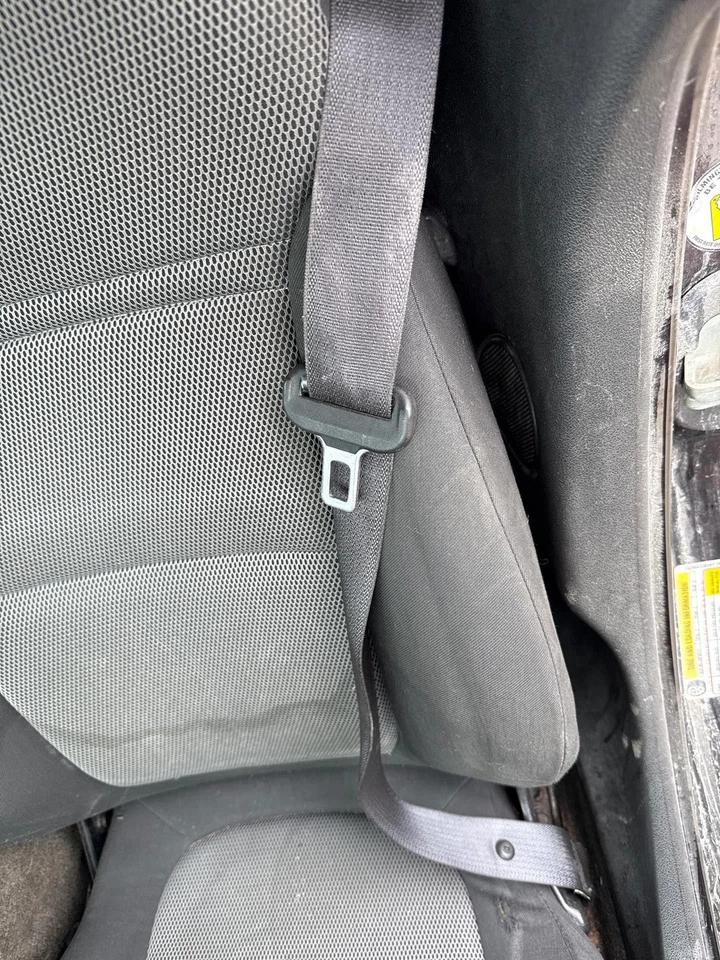 2006 - 2010 PONTIAC SOLSTICE DRIVER SEAT BELT RETRACTOR *BLACK* OEM 19177324 - Image 1 of 1