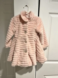 Little Lass Mädchen Kleinkind hellrosa Kunstfellmantel Größe 2T gebraucht, in einwandfreiem Zustand - Bild 1 von 8