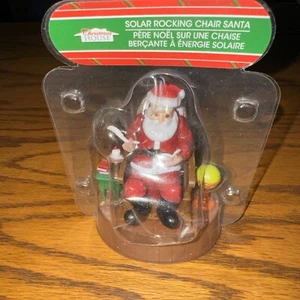 Weihnachtshaus Solar Schaukelstuhl Weihnachtsmann Licht aktiviert Dekoration  - Bild 1 von 4