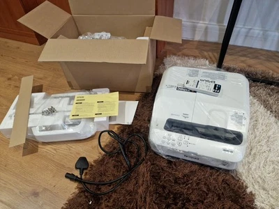Epson EB-685W Projector, w/ power cable , remote & brand new wall bracket - Image 1 of 4