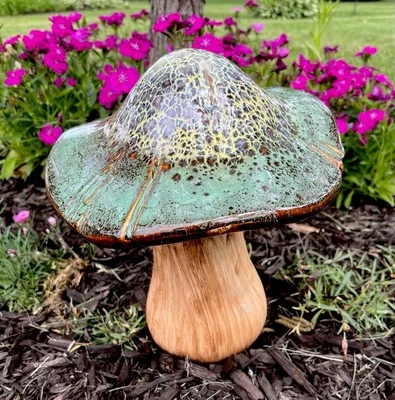 Arte de escultura de jardín de setas de cerámica vintage estilo gnomo caprichoso - 10" de alto Foto 1 de 4