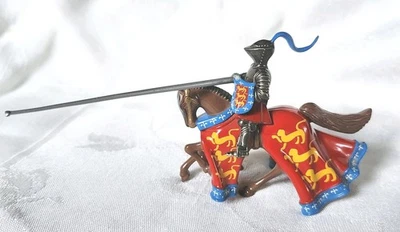 Britains Mounted Knight of Agincourt De Beauchamp with Sword and Shield 1997 - Image 1 of 4