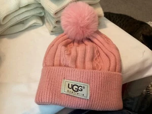 🇺🇸UGG FLEECE GEFÜTTERT Rosa Winter Zopfmuster Bommel Beanie Mütze Neu ohne Etikett - Bild 1 von 1