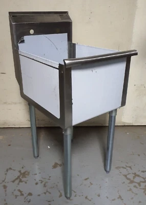 Fregadero utilitario Eagle 2118-1-16/4-IF 25" W X 19 3/8" L X 39 1/2" H *LIGERO DAÑO Foto 1 de 4