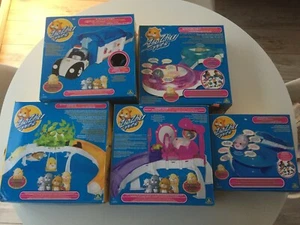 Set 5 Schachteln Zhuzhu Pets (Schönheitssalon/Polizei/Riesenhaus/Hütte/Rutsche) - Bild 1 von 9