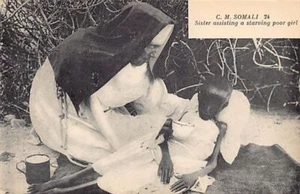 Somalia - Hermana asistiendo a una niña pobre hambrienta - Publ. Misión Católica de Soma - Imagen 1 de 2