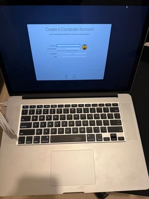 Laptop Apple MacBook Pro 15,4 pulgadas - ME664LL/A (febrero de 2013, plateada) Foto 1 de 4